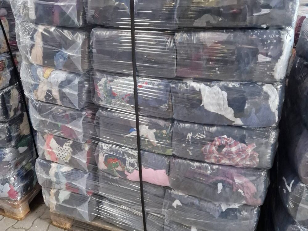 Zafóliovaná paleta s balíkmi handier pripravená na prepravu
